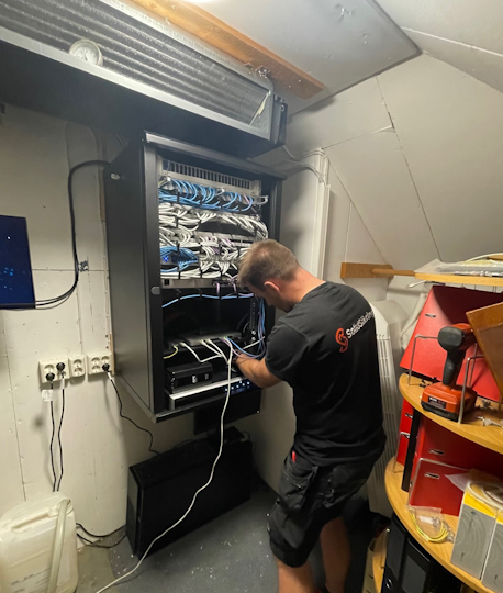 Ferdig oppgradert EKOM-skap, siste finish pågår